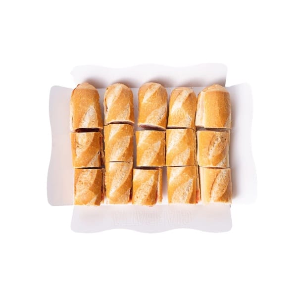 Bandeja de baguetinas blancas con embutido variado